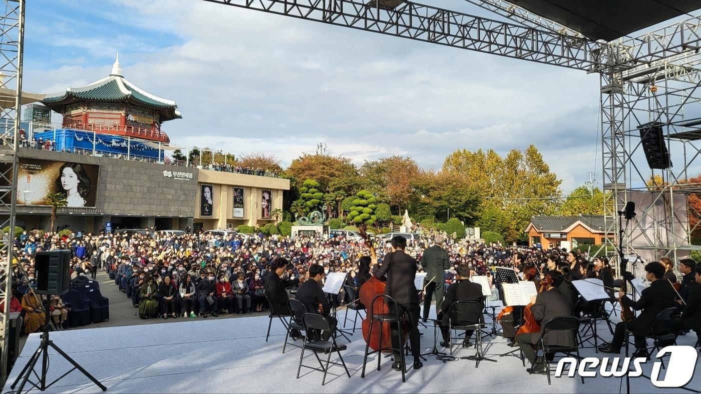 29일 오후 부산 중구 용두산공원 야외 특설무대에서 &#39;금난새와 함께하는 중구이야기&#39; 음악회가 열리고 있다. 