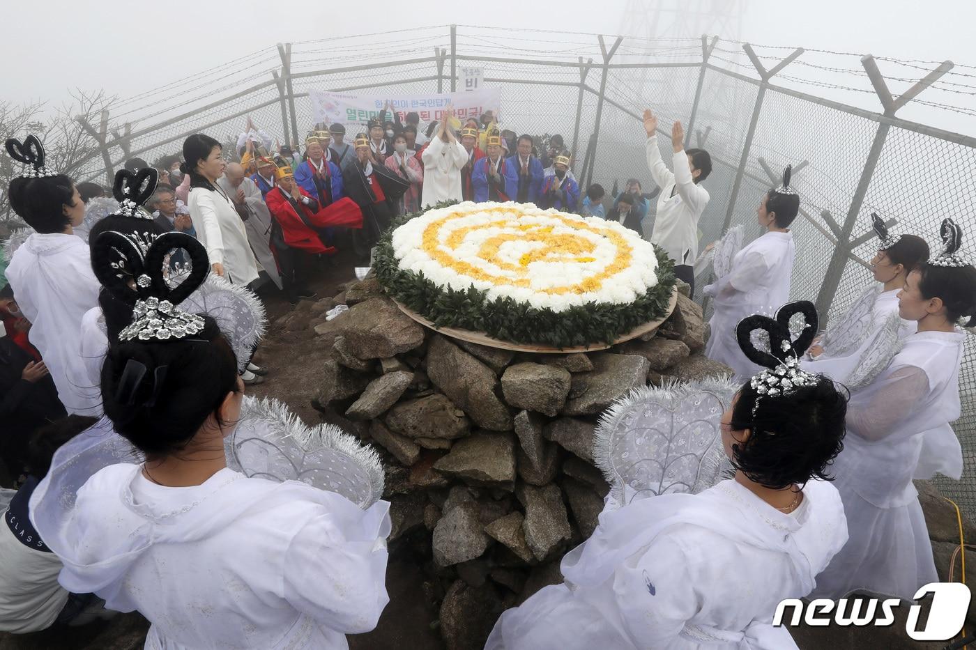 단기 4355년 개천절인 3일 오전 경북 군위군 부계면 팔공산 정상 비로봉&#40;해발 1193ｍ&#41; 천제단에서 열린 개천문화대축제 참석자들이 비바람이 몰아치는 악천후 속에 천제 의식을 봉행하고 있다. 4355년 개천문화대축제추진위가 주최하고 대구국학원과 대구국학운동시민연합이 주관한 이 행사에는 시민 100여 명이 참석해 사람을 하늘처럼 존중하는 홍익정신을 되새겼다. 2022.10.3/뉴스1 ⓒ News1 공정식 기자