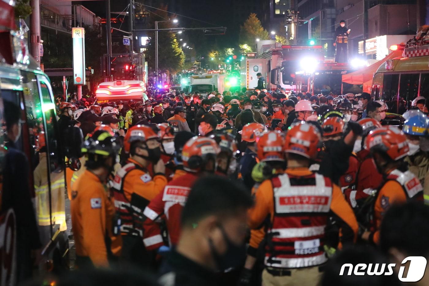 29일 밤 서울 용산구 이태원 한복판에서 심정지 환자가 대규모로 발생했다. 3년 만에 첫 &#39;야외 노마스크&#39; 핼러윈을 맞아 인파가 몰리면서 대규모 압사사고가 일어난 것으로 추정된다. 소방청은 이날 오후 11시13분 이태원에서 압사 추정 사고가 발생함에 따라 대응 3단계로 격상한다고 밝혔다. 사진은 30일 사고가 발생한 서울 용산구 이태원 사고현장에서 소방구급 대원들이 현장을 수습하고 있는 모습. 2022.10.30/뉴스1 ⓒ News1 장수영 기자