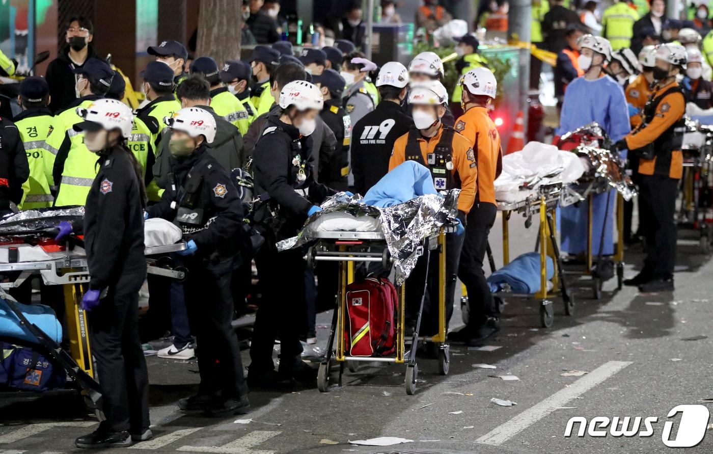  30일 사고가 발생한 서울 용산구 이태원 사고현장에서 소방 관계자가 이동식 침대를 옮기는 모습. 2022.10.30/뉴스1 ⓒ News1 장수영 기자