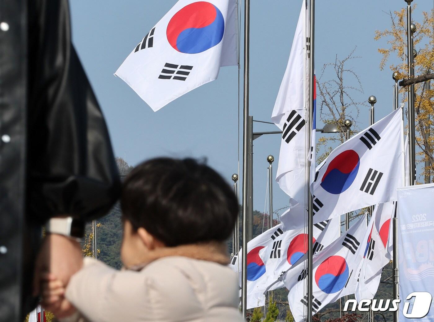 30일 서울 세종로 정부서울청사에 조기가 게양돼 있다. 윤석열 대통령은 오늘부터 &#39;이태원 참사&#39; 사고 수습이 일단락될 때까지 국가 애도기간으로 정하고 모든 정부부처와 관공서에 즉시 조기를 게양할 것을 지시했다. 2022.10.30/뉴스1 ⓒ News1 이동해 기자