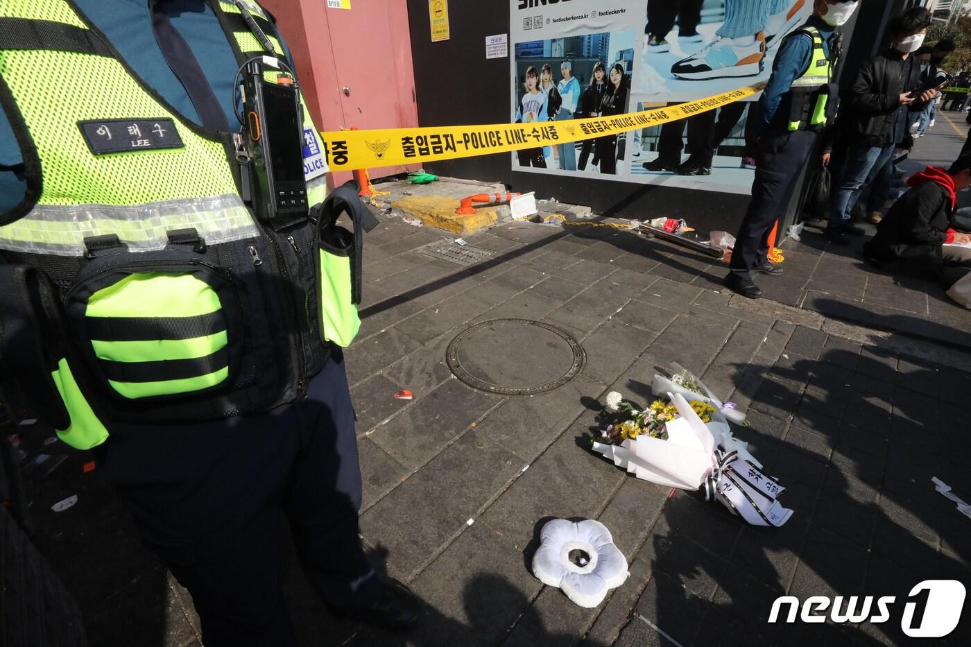 30일 오후 서울 용산구 이태원 압사 사고 현장 인근에 한 시민이 두고 간 꽃이 놓여져 있다. 이태원 압사사고로 발생한 인명피해는 이날 현재 사망 151명, 중상 19명, 경상 63명이다. 2022.10.30/뉴스1 ⓒ News1 임세영 기자