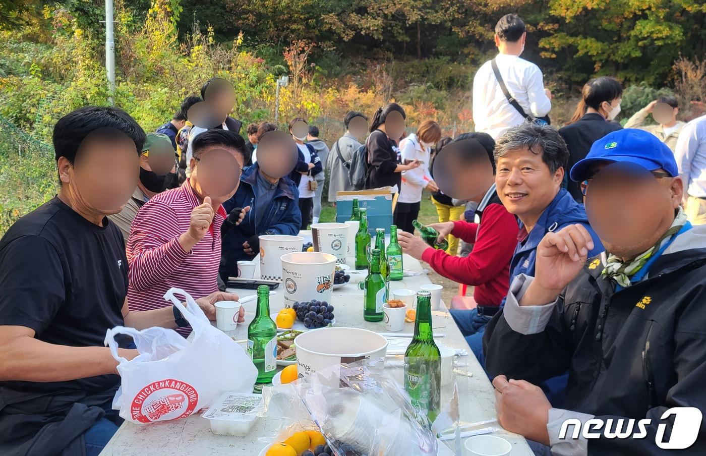 서영석 더불어민주당 의원&#40;부천 정&#41;이 30일 경기 파주시의 한 저수지에서 시도의원들과 족구 후 술자리를 갖고 있다. &#40;독자제공&#41; / 뉴스1