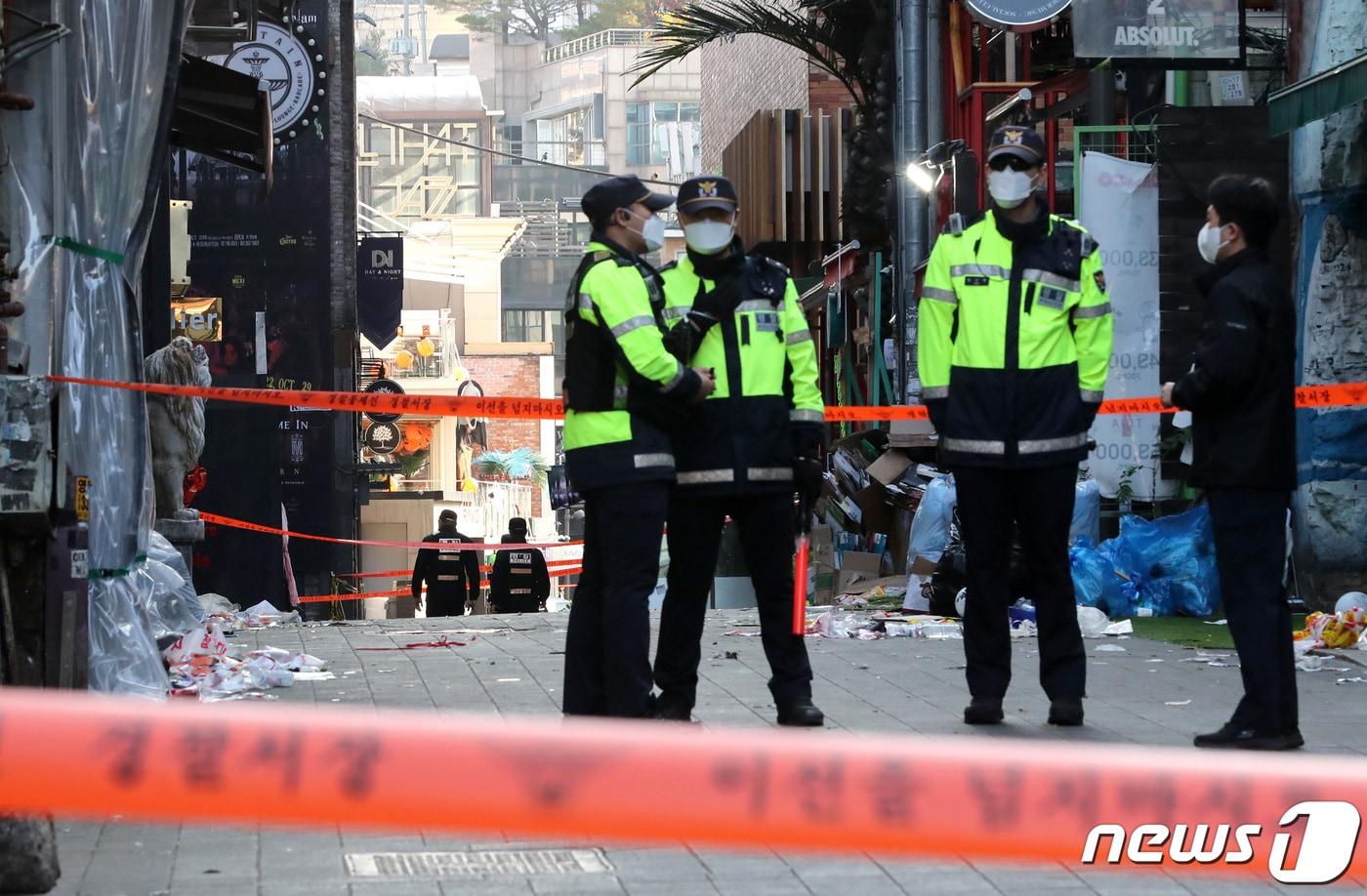 이태원 참사 이틀 후인 지난해 10월31일 오전 경찰이 서울 용산구 이태원 핼러윈 참사 현장 인근 골목을 통제하고 있다. 2022.10.31/뉴스1 ⓒ News1 구윤성 기자