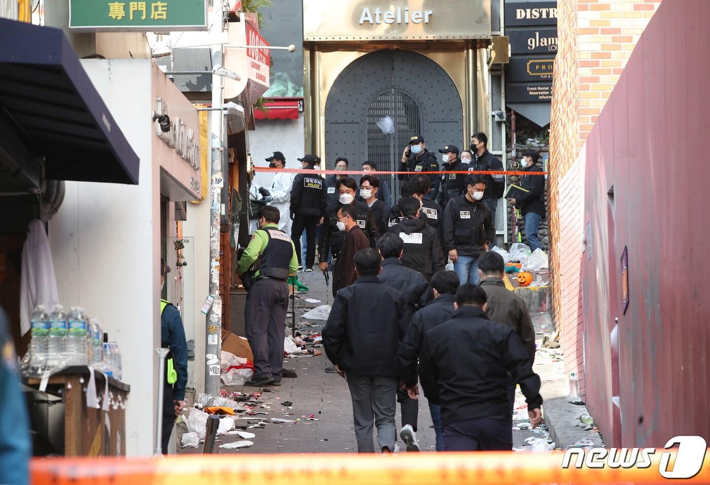 서울경찰청 수사본부와 국립과학수사연구원 관계자들이 지난 10월31일 오후 이태원 참사가 일어난 서울 용산구 이태원역 인근에서 현장감식을 진행하고 있다. &#40;공동취재&#41; 2022.10.31/뉴스1 ⓒ News1 구윤성 기자