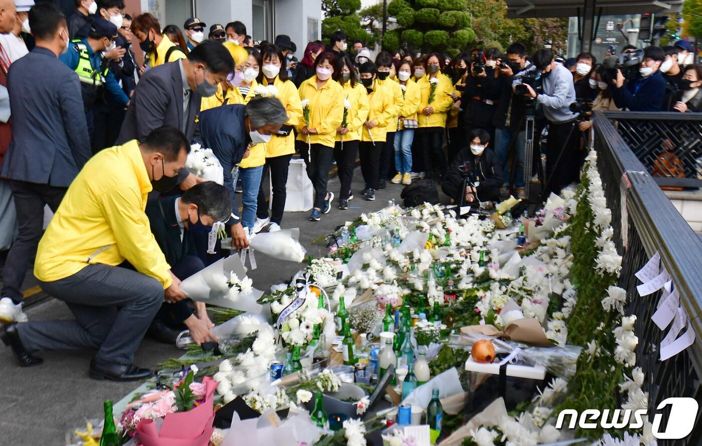 세월호 유가족들이 31일 서울 용산구 이태원역 1번출구 앞에서 &#39;이태원 참사&#39; 희생자들을 위해 헌화하고 있다. &#40;공동취재&#41; 2022.10.31/뉴스1 ⓒ News1 구윤성 기자