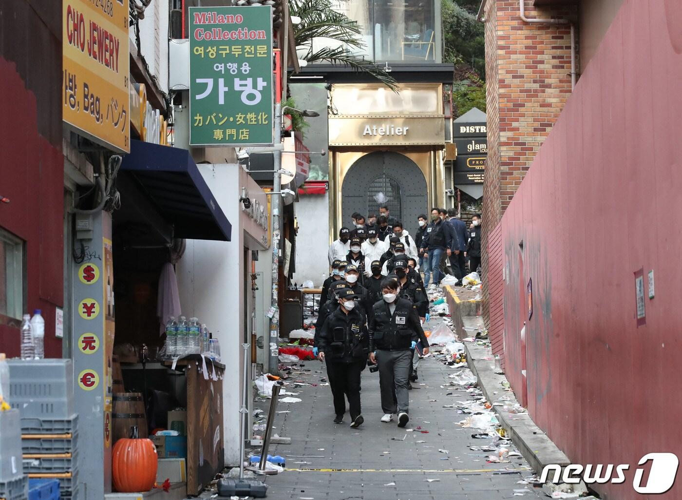 31일 오후 서울 용산구 이태원 핼러윈 압사 참사 현장에서 국립과학수사연구원과 경찰 등 수사관들이 현장감식을 마친 후 철수하고 있다. &#40;공동취재&#41; 2022.10.31/뉴스1 ⓒ News1 구윤성 기자