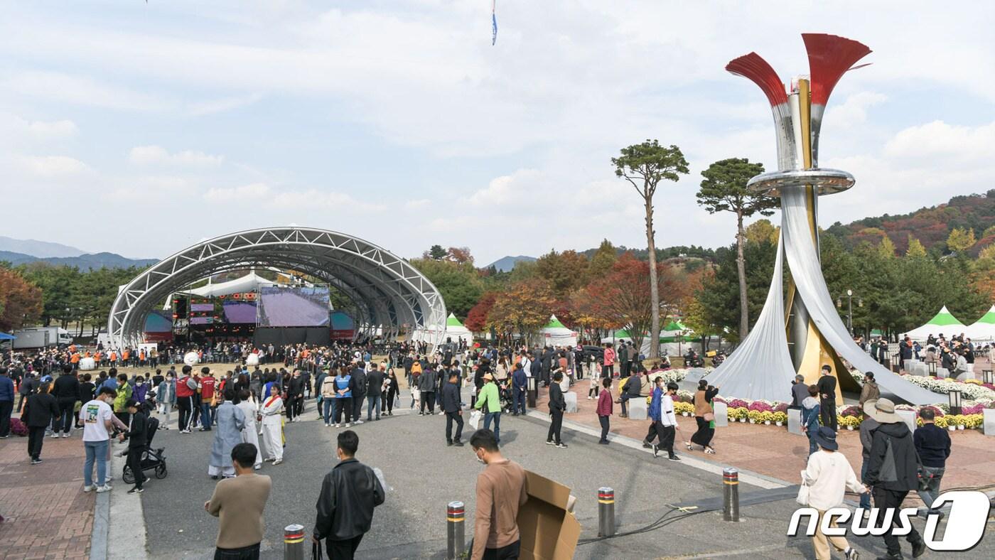 제16회 장수한우랑사과랑 축제가 26일부터 30일까지 의암공원과 누리파크에서 열렸다. 축제 마지막날에는 이태원 참사 희생자에 대한 애도의 시간을 갖고, 일부 프로그램을 취소하거나 운영시간을 단축했다.&#40;장수군 제공&#41;2022.10.31 /뉴스1