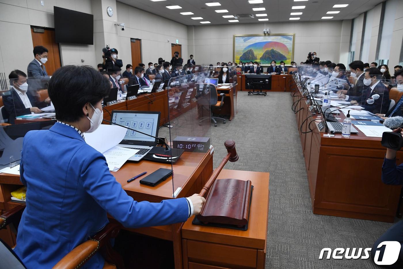 백혜련 정무위원장이 4일 국회에서 열린 정무위원회의 국무조정실, 국무총리비서실 국정감사를 주재하고 있다. &#40;공동취재&#41; 2022.10.4/뉴스1 ⓒ News1 허경 기자