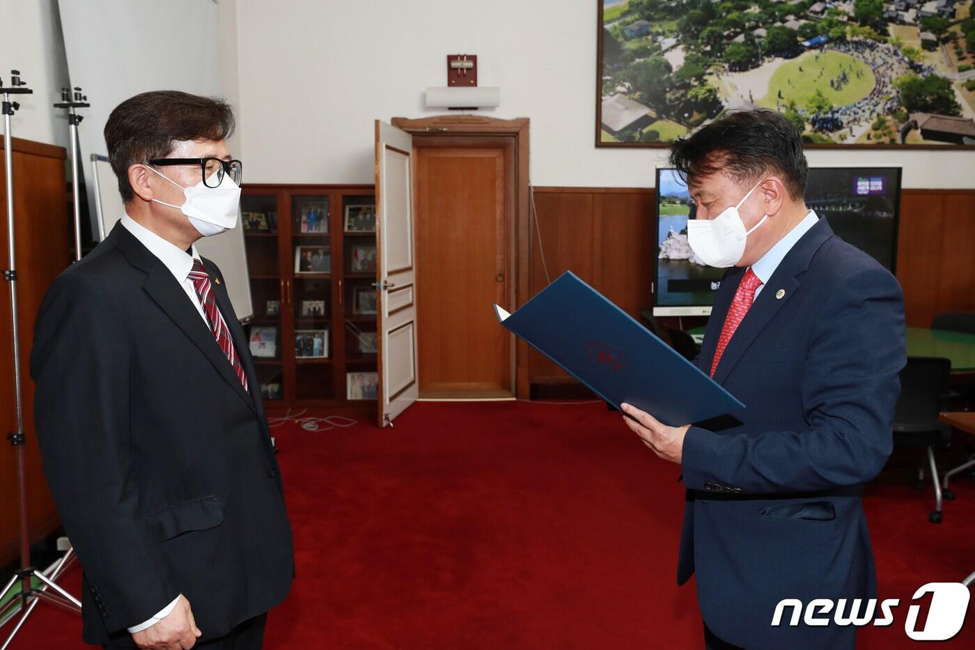 진상화 충북개발공사 사장이 4일 김영환 충북지사에게 임명장을 받고 있다. &#40;충북도 제공&#41;