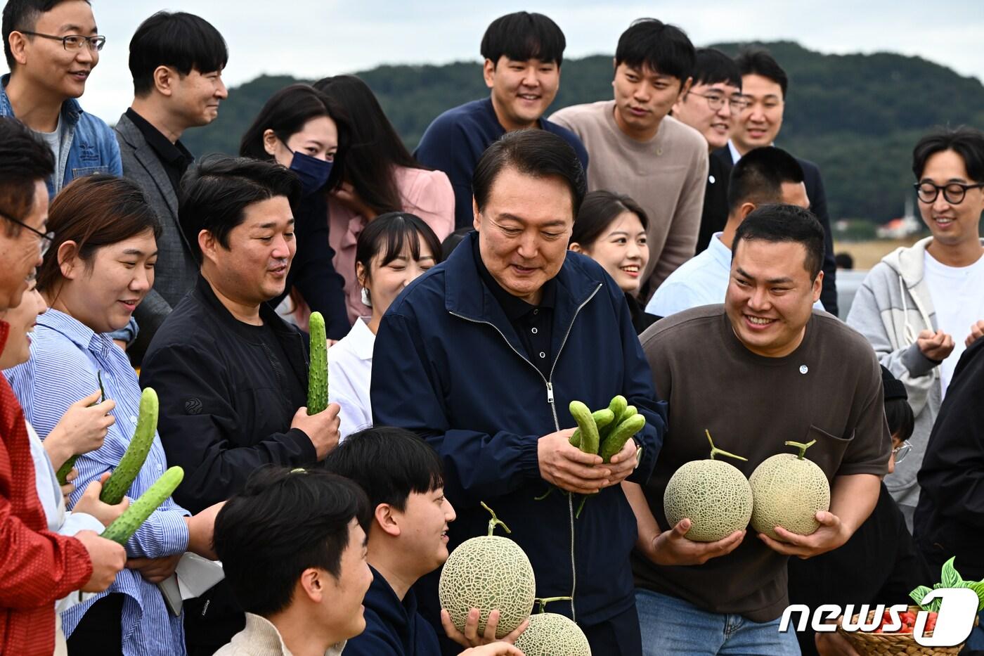 윤석열 대통령이 5일 경북 상주시 스마트팜 혁신밸리를 방문해 혁신밸리 지원센터 학생들과 대화를 나누고 있다. &#40;대통령실 제공&#41; 2022.10.5/뉴스1