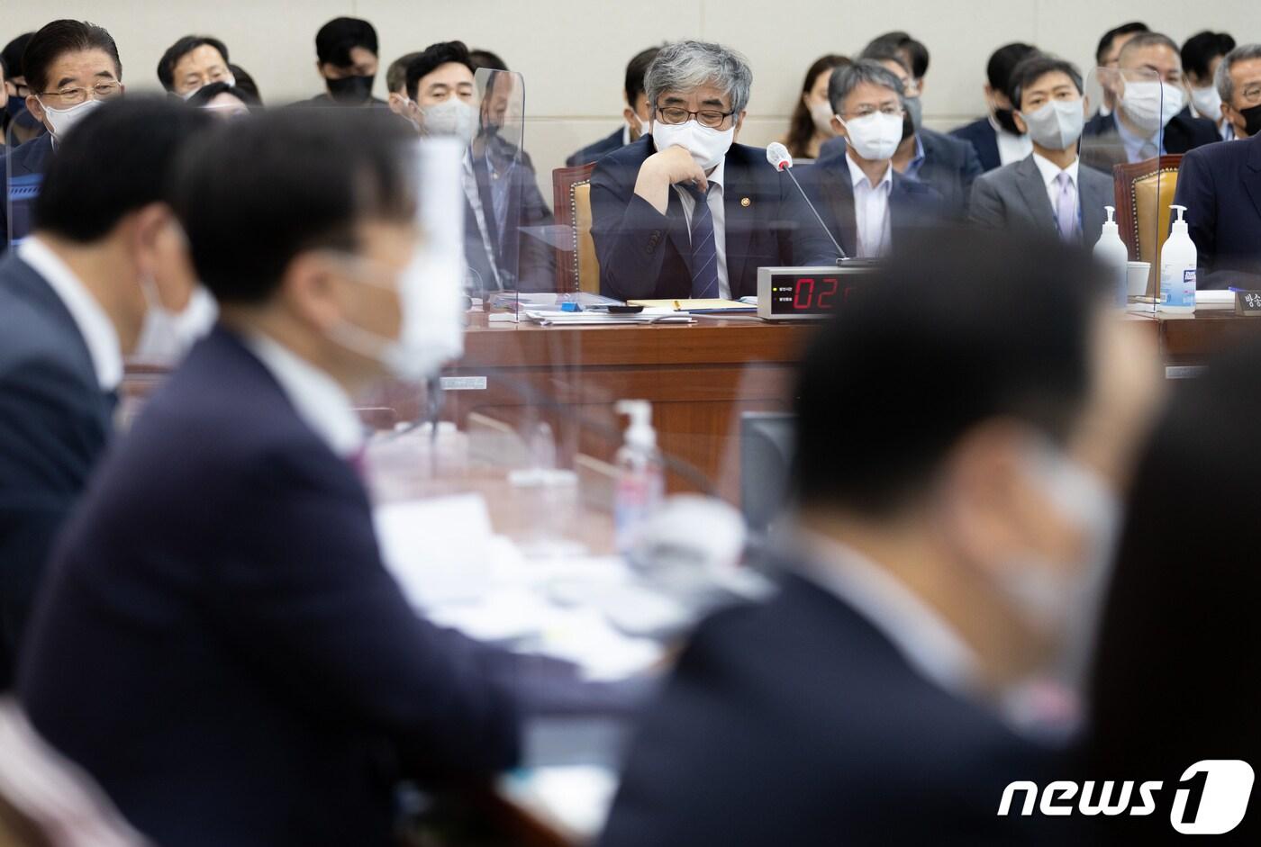 한상혁 방송통신위원회 위원장이 6일 서울 여의도 국회에서 열린 과학기술정보방송통신위원회의 국정감사에서 잠시 생각에 잠겨 있다. 2022.10.6/뉴스1 ⓒ News1 이재명 기자