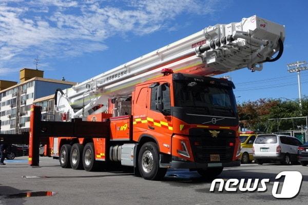 충북 청주동부소방서에 배치된 70m 굴절 사다리차.&#40;청주동부소방서 제공&#41;.2022.10.6/뉴스1