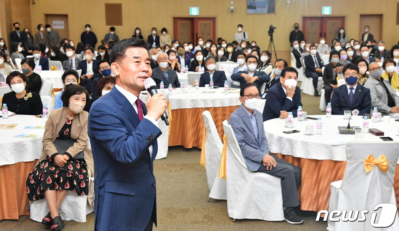 김영길 울산 중구청장이 6일 중구청 대회의실에서 열린 민선 8기 취임 100일 기념행사에서 앞으로의 계획에 대해 설명하고 있다. &#40;울산 중구 제공&#41;