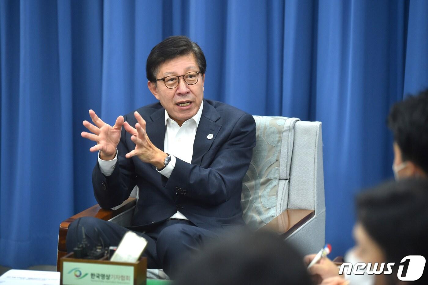 6일 오후 박형준 부산시장이 시청 기자실에서 2030 부산세계박람회 교섭활동에 대한 성과를 설명하는 기자간담회를 갖고 있다. 