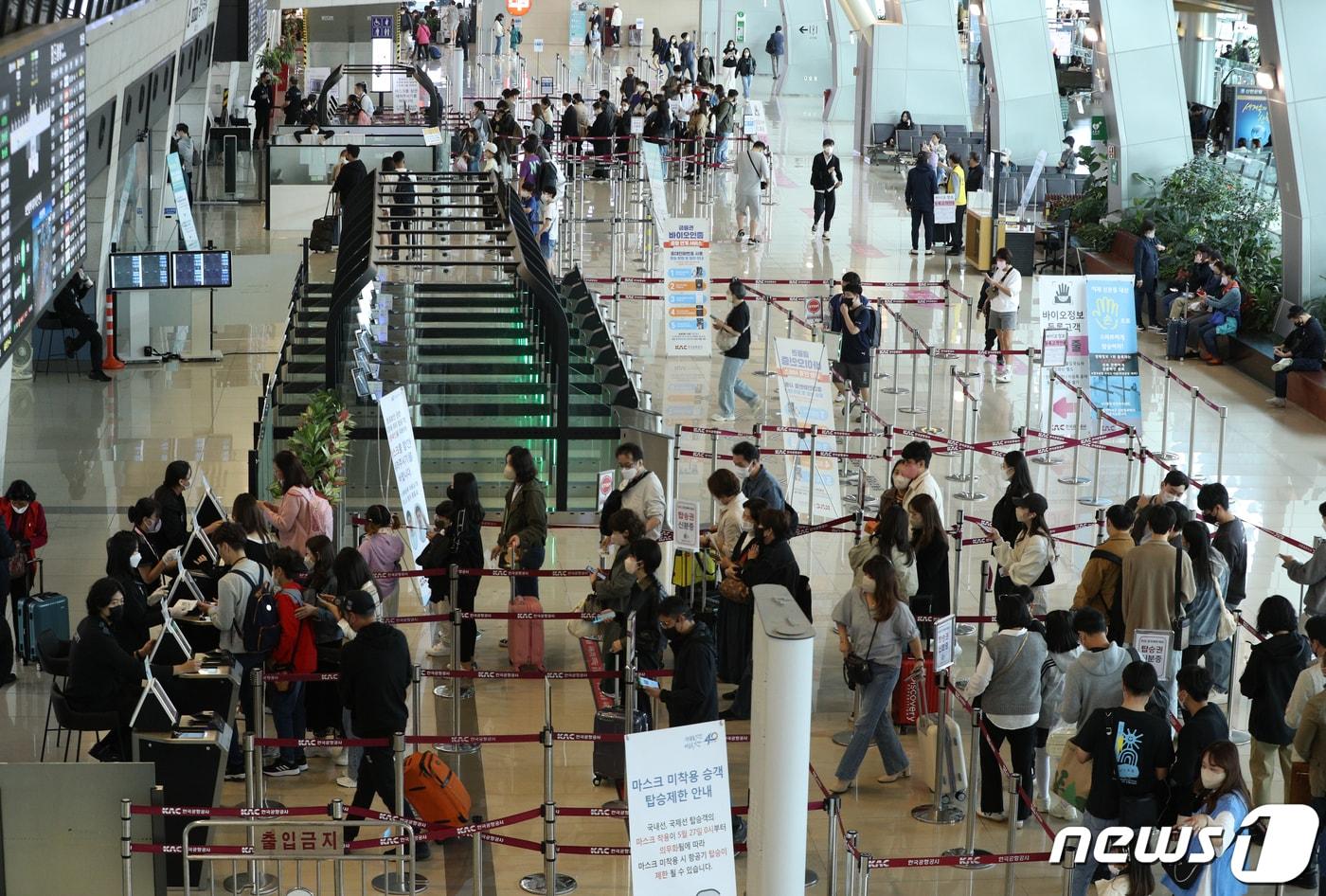 한글날 연휴를 앞둔 7일 서울 강서구 김포공항 국내선 출국장이 여행객들로 붐비고 있다. 2022.10.7/뉴스1 ⓒ News1 신웅수 기자