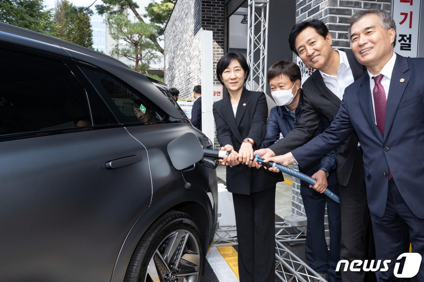 한화진 환경부 장관&#40;왼쪽 첫번째&#41;, 오세훈 서울시장&#40;왼쪽 세번째&#41;이 서울시청 서소문청사 별관에서 열린 서소문청사 수소충전소 준공식에 참석해 기념 촬영하고 있다. &#40;환경부 제공&#41; 2022.10.7/뉴스1