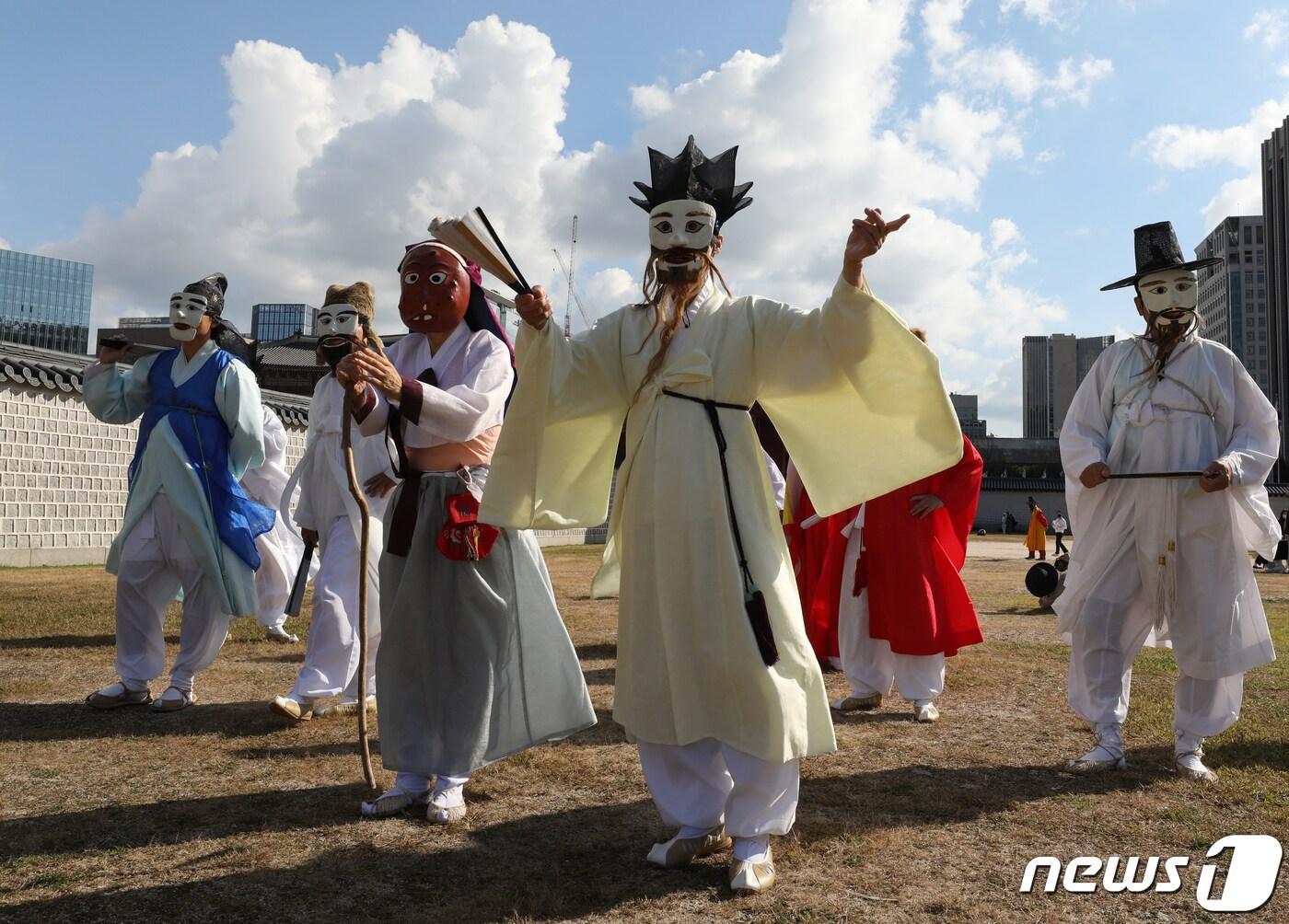 7일 서울 종로구 경복궁에서 열린 &#39;2022 가을 궁중문화축전&#39;에서 &#39;OK, 탈춤&#39; 동래야류 공연이 진행되고 있다. 9일까지 열리는 &#39;OK, 탈춤&#39;은 유네스코 인류무형문화유산의 등재를 기원하기 위해 12개의 국가무형유산 탈춤을 국민들에게 선보이는 무대이다. 2022.10.7/뉴스1 ⓒ News1 송원영 기자