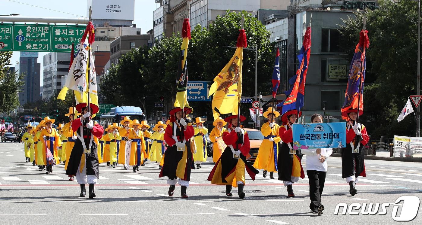 8일 오전 서울 종각역 인근에서 K-콘텐츠를 총망라한 한류 퍼레이드 &#39;더케이 퍼레이드&#39;가 펼쳐지고 있다. ‘2022 한국문화축제’의 피날레를 장식한 ‘더케이 퍼레이드’는 시민과 지역예술단체 2천여 명이 참여했다. &#40;자료사진&#41; 2022.10.8/뉴스1 ⓒ News1 박지혜 기자