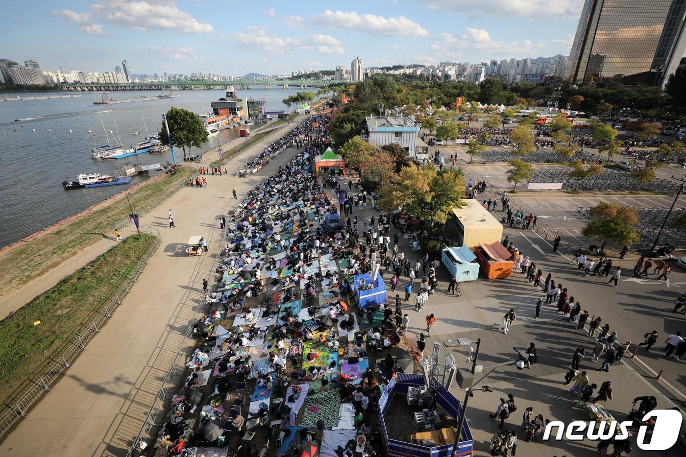 8일 오후 서울 여의도 한강공원 일대에 ‘2022 서울세계불꽃축제’ 관람객들이 자리잡고 있다. 2022.10.8/뉴스1 ⓒ News1 이승배 기자