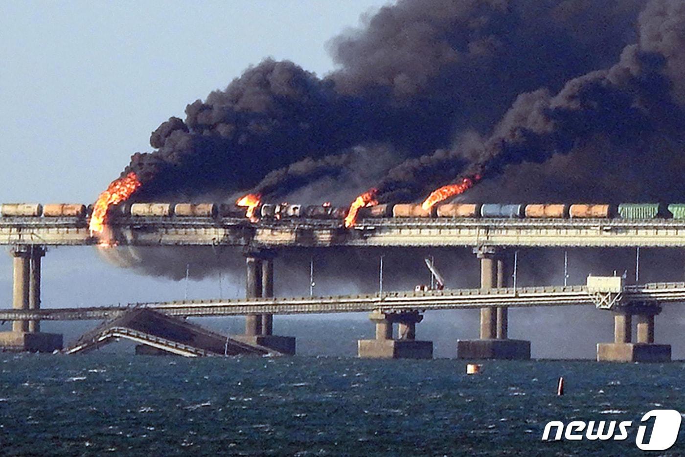 8일&#40;현지시간&#41; 폭발로 화염에 휩싸인 크름대교 ⓒ AFP=뉴스1 ⓒ News1 박형기 기자