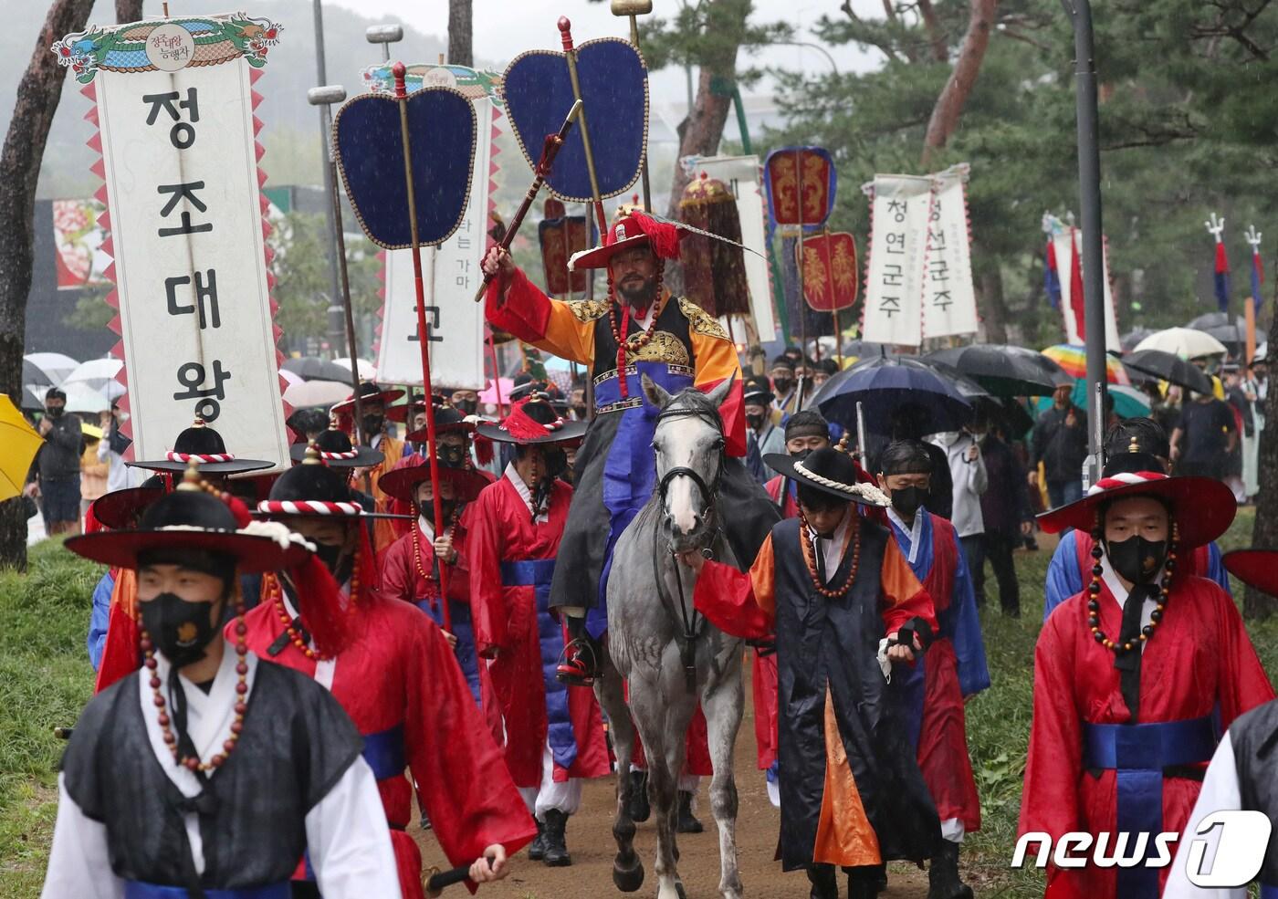 &#39;2022 정조대왕 능행차 공동재현&#39; 행사가 열린 지난해 10월9일 오후 경기 수원시 장안구 노송지대에서 능행차 행렬이 화성행궁으로 향하고 있다. 2022.10.9/뉴스1 ⓒ News1 김영운 기자