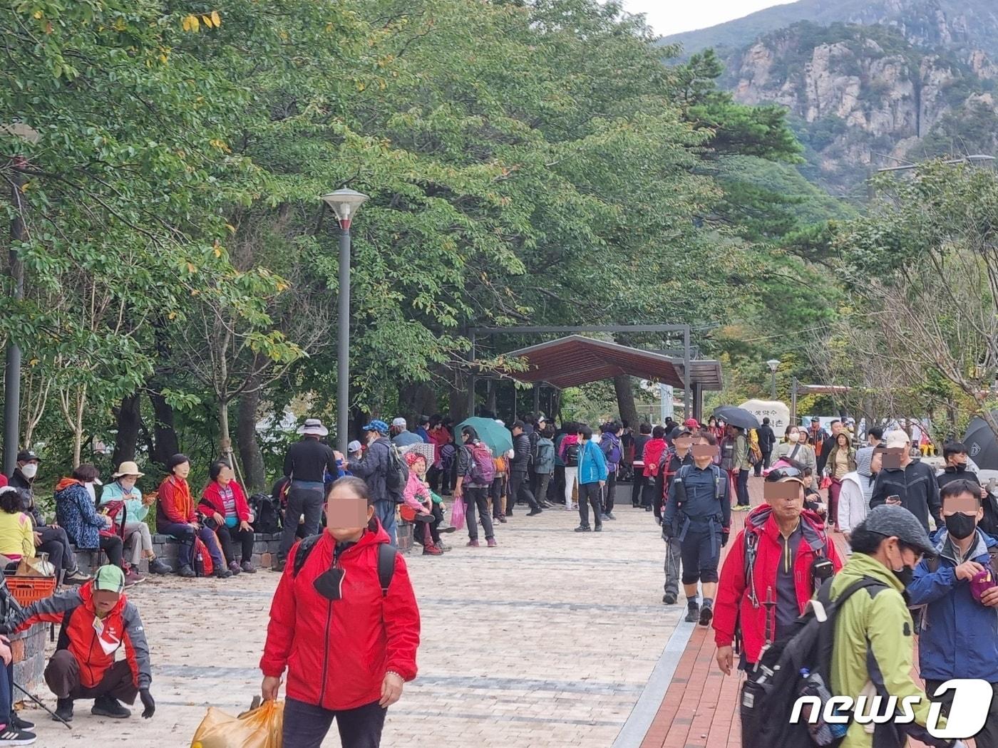 한글날이자 일요일인 지난 9일 강원 양양군 서면 설악산국립공원 오색지구에 탐방객들이 몰려 있다. 2022.10.9. /뉴스1 ⓒNews1 윤왕근 기자