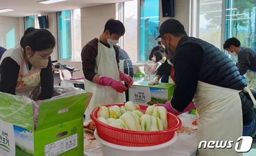 예전 마을김장체험 모습.&#40;괴산군 제공&#41;/뉴스1