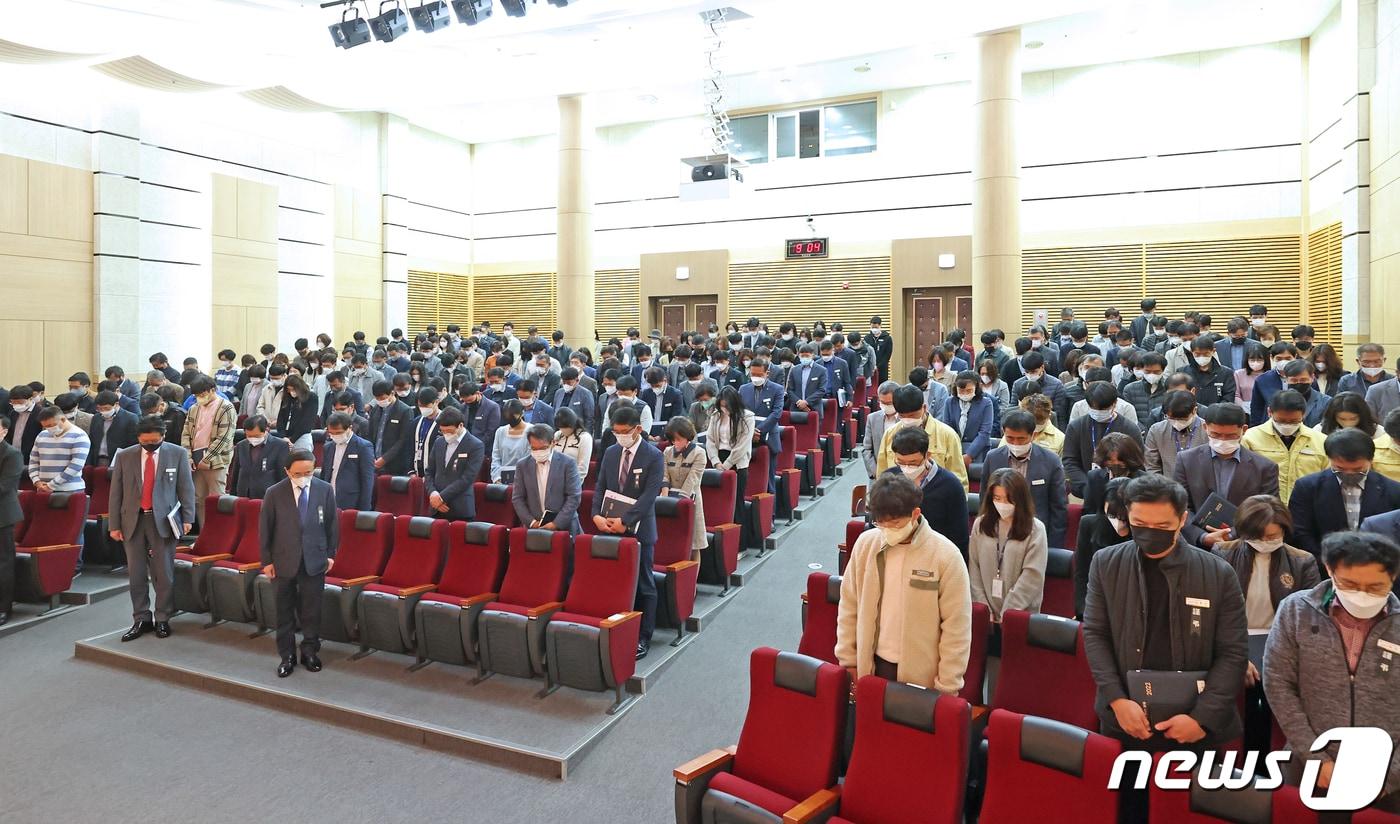 1일 전북 임실군청 전 직원이 &#39;이태원 참사&#39; 희생자에 대한 깊은 애도의 시간을 가졌다. 임실군은 심민 임실군수를 비롯, 실·과장, 읍·면장 등 직원 300여명이 참석한 가운데 청원 조회를 개최했다.&#40;임실군 제공&#41;2022.11.1/뉴스1