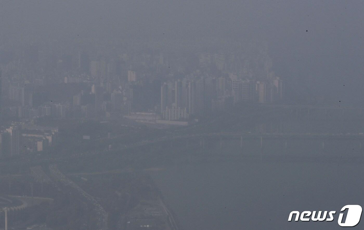 서울시가 9개월 만에 초미세먼지 주의보를 발령한 10일 송파구에서 바라본 강남구와 한강일대가 뿌옇다. 2022.11.10/뉴스1 ⓒ News1 박세연 기자