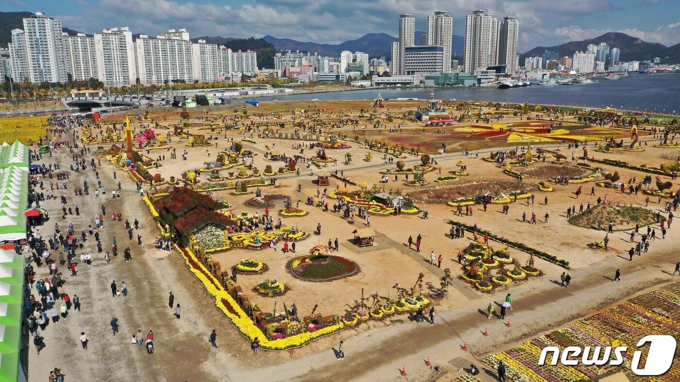 경남 창원시 마산합포구 마산해양신도시에서 마산국화축제가 열리고 있다.&#40;창원시 제공&#41;