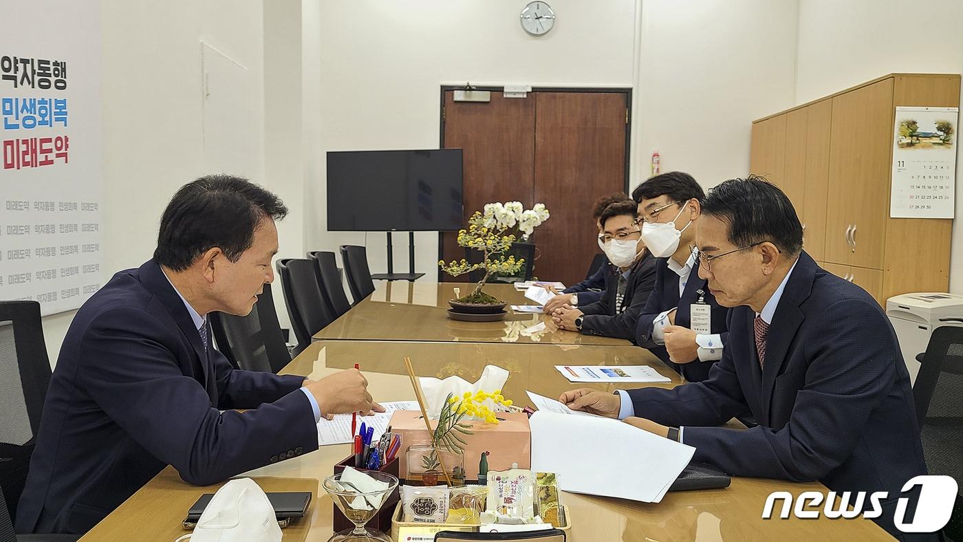 이완섭 서산시장이 10일 성일종 국민의힘 정책위의장을 만나 현안 사업을 설명하고 국비 반영을 요청하고 있다. &#40;서산시 제공&#41;