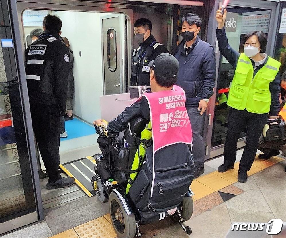 전국장애인차별철폐연대 11일 오전 서울 지하철 4호선 삼각지역에서 지하철 승하차 집회를 하고 있다. 2022.11.11/뉴스1 ⓒ News1 한병찬 기자