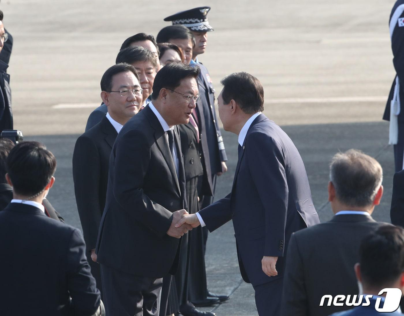 윤석열 대통령이 11일 오전 경기 성남 서울공항에서 아세안&#40;ASEAN·동남아국가연합&#41; 관련 정상회의 및 주요 20개국&#40;G20&#41; 정상회의 등 다자 회의 참석차 출국하기에 앞서 정진석 국민의힘 비상대책위원장과 인사를 나누고 있다. 2022.11.11/뉴스1 ⓒ News1 송원영 기자