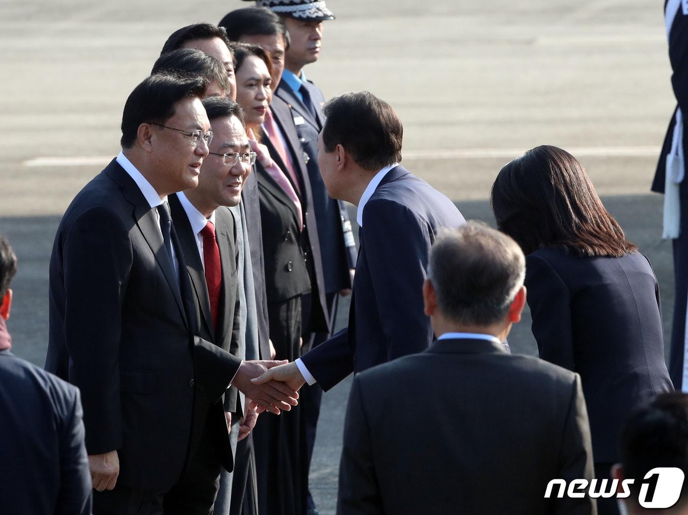 윤석열 대통령이 11일 오전 경기 성남 서울공항에서 아세안&#40;ASEAN·동남아국가연합&#41; 관련 정상회의 및 주요 20개국&#40;G20&#41; 정상회의 등 다자 회의 참석차 출국하기에 앞서 주호영 국민의힘 원내대표와 인사를 나누고 있다. 2022.11.11/뉴스1 ⓒ News1 송원영 기자