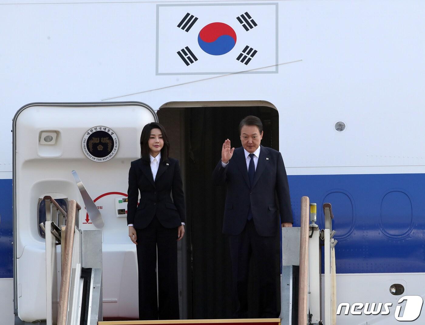 윤석열 대통령과 김건희 여사가 11일 오전 경기 성남 서울공항에서 아세안&#40;ASEAN·동남아국가연합&#41; 관련 정상회의 및 주요 20개국&#40;G20&#41; 정상회의 등 다자 회의 참석차 출국하기 위해 공군 1호기에 탑승하며 인사하고 있다. 2022.11.11/뉴스1 ⓒ News1 송원영 기자