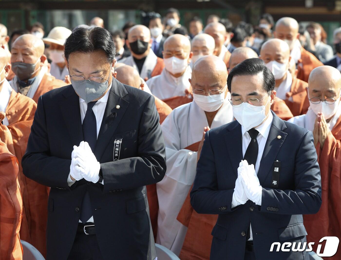 정진석 국민의힘 비상대책위원장과 박홍근 더불어민주당 원내대표가 11일 오후 서울 강남구 봉은사에서 열린 이태원 참사 추모 법회에서 합장하고 있다. 2022.11.11/뉴스1 ⓒ News1 신웅수 기자