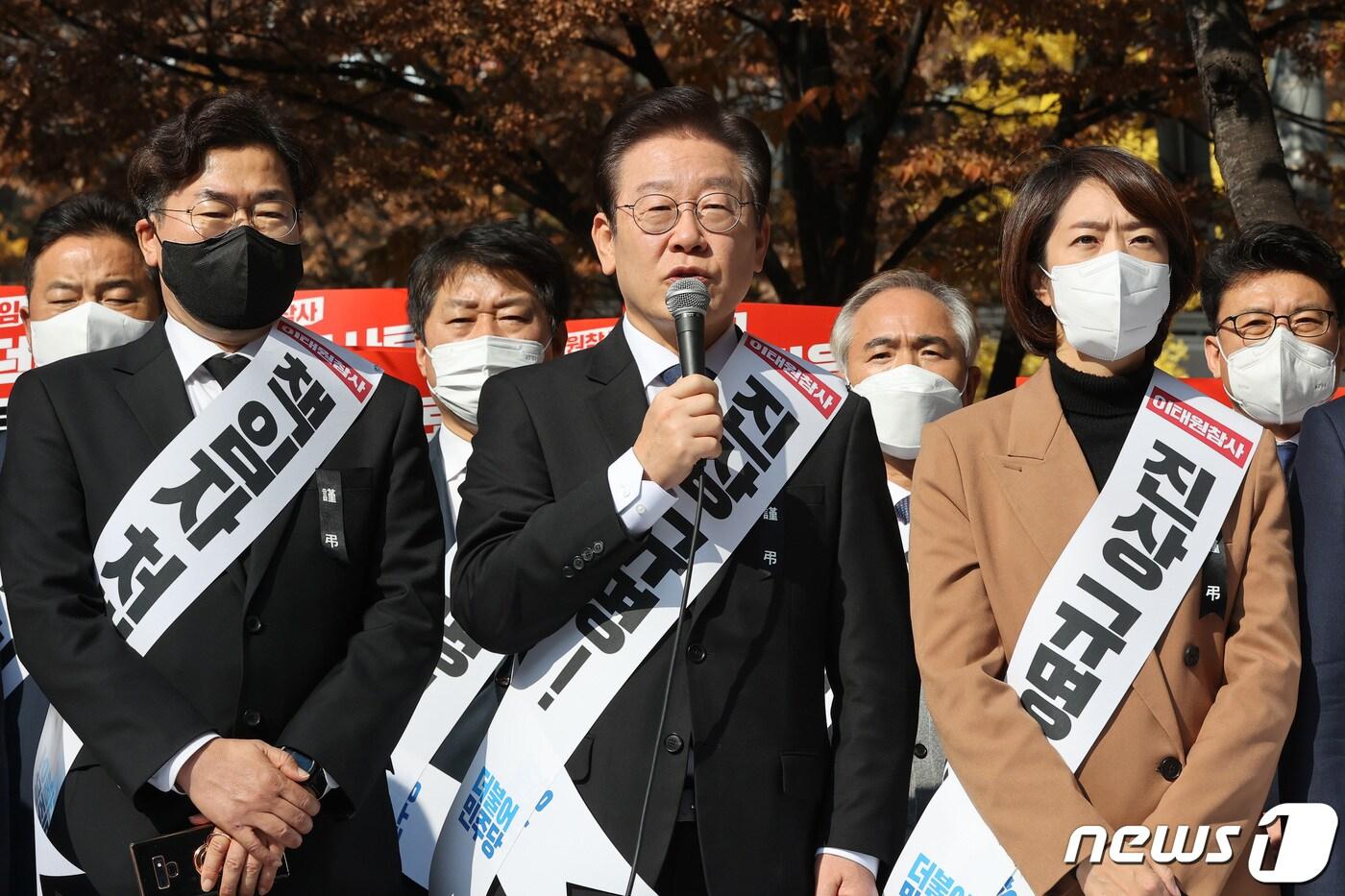 이재명 더불어민주당 대표를 비롯한 당 지도부들이 11일 서울 여의도역 인근에서 열린 이태원 참사 국정조사·특검 추진 범국민 서명운동 발대식에서 발언하고 있다. 2022.11.11/뉴스1 ⓒ News1 조태형 기자