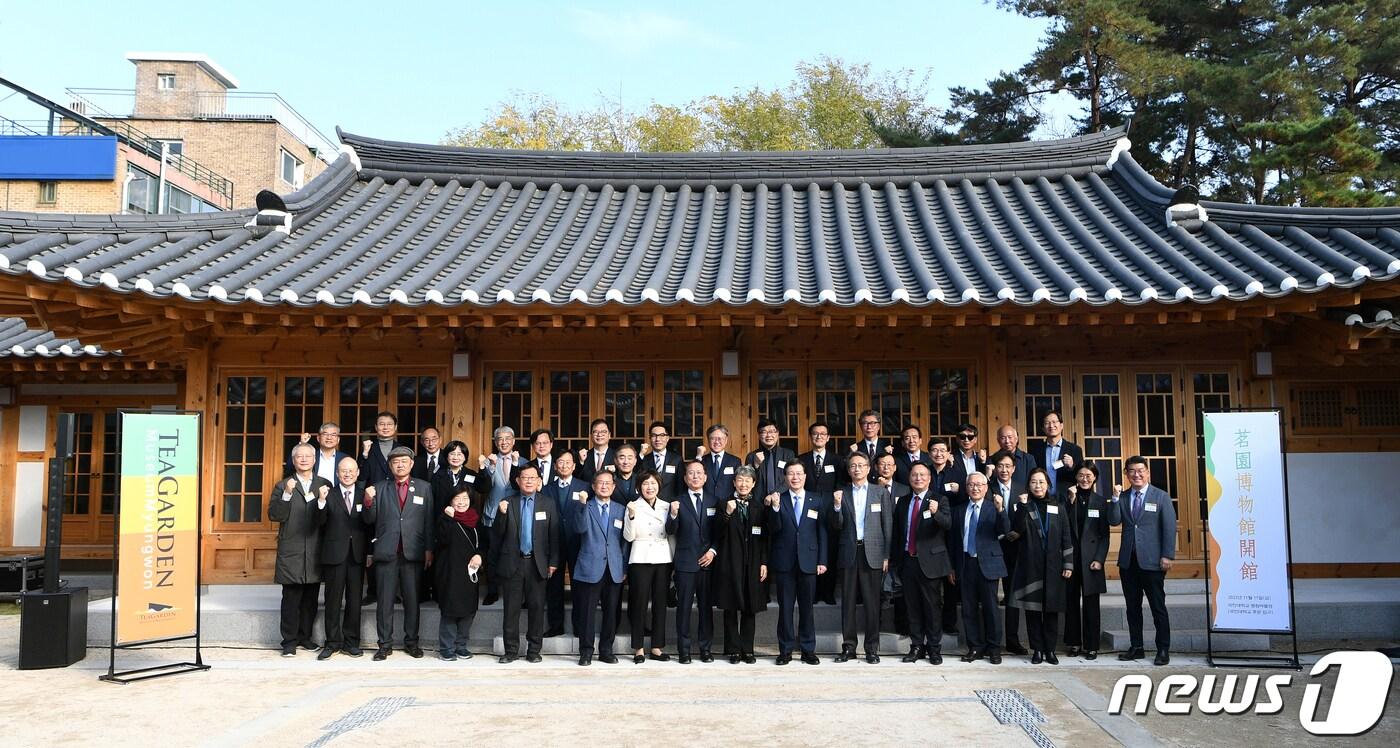 국민대학교는 11일 명원박물관 개관식을 열었다. 개관식에는 임홍재 국민대 총장을 비롯해 윤성용 국립중앙박물관장, 정재숙 전 문화재청장 등이 참석했다.  &#40;국민대 제공&#41;