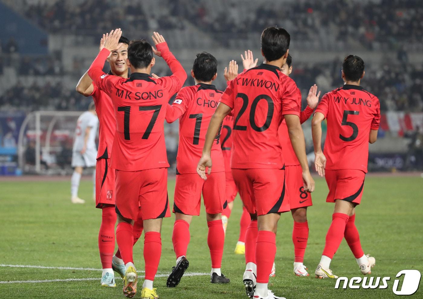 송민규가 11일 오후 경기 화성시 화성종합경기타운 주경기장에서 열린 축구 국가대표팀 친선전 대한민국과 아이슬란드의 경기 전반 선제골을 넣은 뒤 동료들과 기뻐하고 있다. 2022.11.11/뉴스1 ⓒ News1 김민지 기자