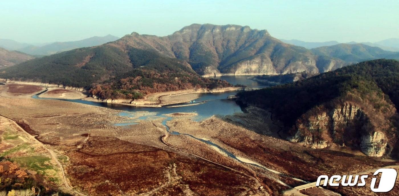 가뭄이 장기화하면서 광주시민의 주 식수원인 전남 화순 동복호가 바닥을 드러내고 있다.  2022.11.13/뉴스1 ⓒ News1 박준배 기자