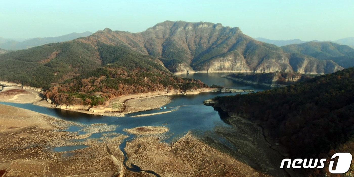 가뭄이 장기화하면서 광주시민의 주 식수원인 전남 화순 동복호가 바닥을 드러내고 있다. 동복호의 12월5일 저수율은 29.5%로 30%선이 무너졌다. 광주시는 비가 오지 않거나 미약할 경우 내년 3월말에는 동복호가 고갈되는 심각한 상황에 직면할 것으로 보고 있다. /뉴스1 ⓒ News1 박준배 기자