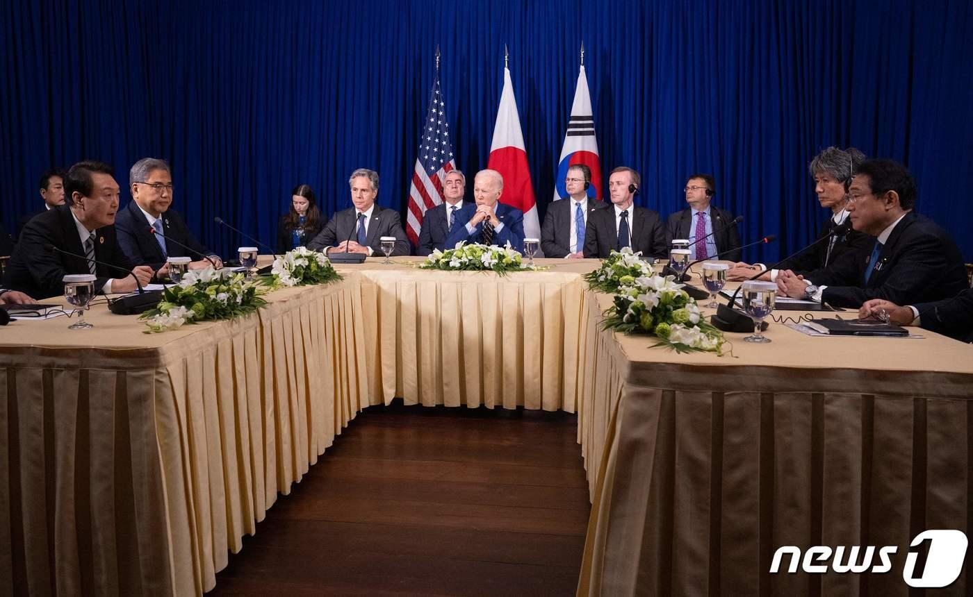 작년 11월 캄보디아 프놈펜에서 열린 한미일 정상회담. ⓒ AFP=뉴스1 