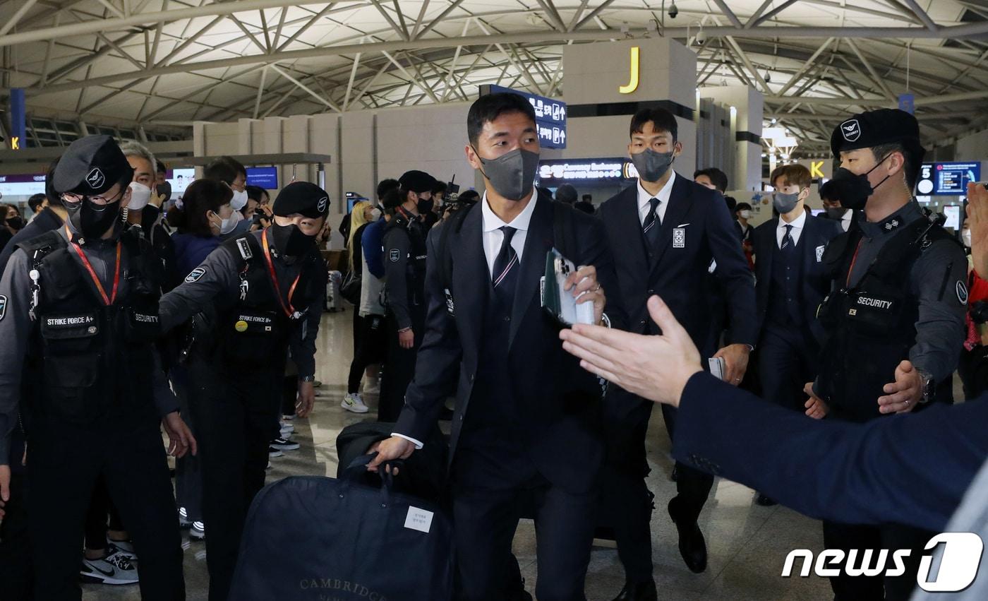 파울루 벤투 감독이 이끄는 축구 국가대표팀이 13일 오후 인천국제공항에서 카타르 월드컵 참가를 위해 도하로 출국하고 있다. 벤투호는 오는 24일 오후 10시 우루과이와의 경기를 시작으로 가나&#40;28일 오후 10시&#41;, 포르투갈&#40;12월3일 오전 0시&#41;과 차례로 조별리그를 치른다. 2022.11.13/뉴스1 ⓒ News1 이승배 기자