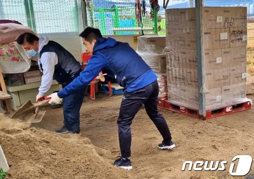 국경없는 수의사회와 우리와는 13일 동물보호소에 사료를 후원했다. 김재영 국경없는 수의사회 대표&#40;왼쪽&#41;가 사료 놓을 자리를 만들고 있다.&#40;국경없는 수의사회 제공&#41;