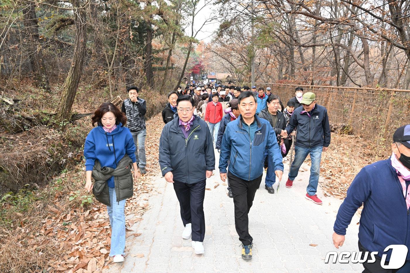 우이령길을 걷는 양주시민들 &#40;사진제공=양주시&#41;