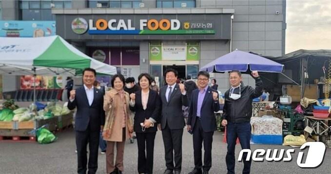 전북 고창군의회가 12~13일 이틀간 경기 김포시 &#39;고창 장터의 날&#39;의 날을 맞아 고창 농특산물 홍보 및 판매 촉진을 행사를 진행했다.&#40;고창군의회 제공&#41;2022.11.14/뉴스1 