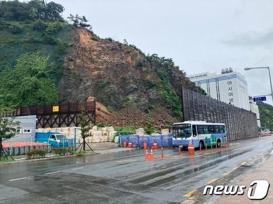  지난 9월 한 시내버스가 지난해 붕괴사고가 발생한 부산 서구 암남동 급경사지 도로 옆을 지나가고 있는 모습. ⓒ News1 DB