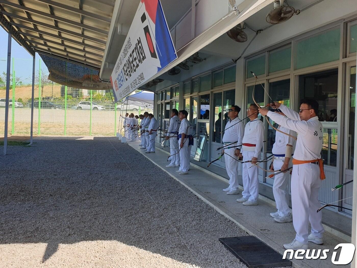 경남 고성군은 15일 제3회 고성군궁도협회장기 및 제466회 서부경남 5개 시·군 10개정 궁도대회를 연다. 사진은 지난달 고성군 철성정에서 열린 제9회 고성군수기 전국 남녀 궁도대회.