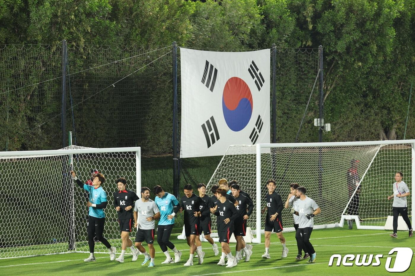 파울루 벤투 감독이 이끄는 월드컵 축구대표팀이 14일 오후&#40;현지시간&#41; 카타르 도하 알 에글라 트레이닝센터에서 첫 훈련을 하고 있다.  2022.11.14/뉴스1 ⓒ News1 이광호 기자